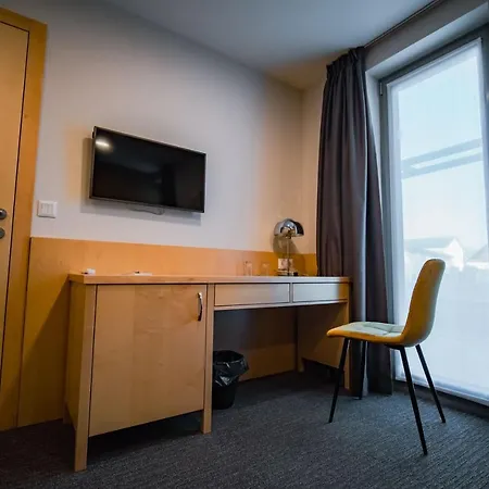Eleven Business & Sport Hotel Jaszarokszallas