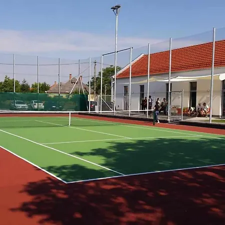 Eleven Business & Sport Hotel 3*