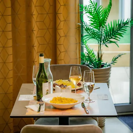 Hotel Eleven Business & Sport Jaszarokszallas