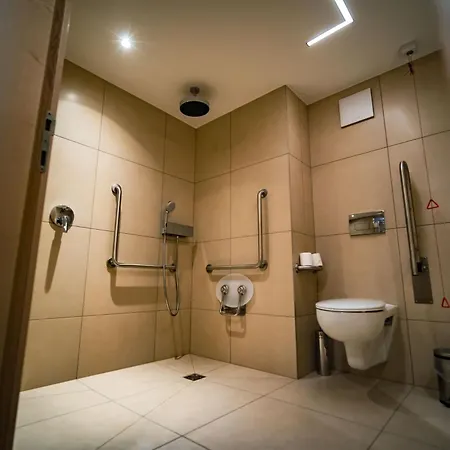 Eleven Business & Sport Hotel 3*
